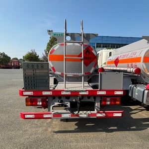 Petit camion-citerne HOWO 2000L avec distributeur pour le ravitaillement en carburant inflammable - Product Image 4