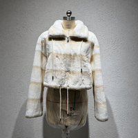 Manteau court personnalisé en polyester blanc avec col montant, demi-fermeture éclair et ourlet à cordon, en fausse fourrure pelucheuse, idéal pour l'automne et l'hiver, style décontracté
