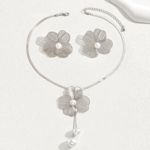 Conjunto de Collar y Aretes de Aleación Chapada en Oro con Flores de Perlas de Imitación, Joyería de Moda para Mujer, Amuleto, Decoración de Aniversario, Regalo - Product Image 5