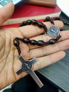 Collana all'ingrosso del rosario Cristo preghiera croce <span class=keywords><strong>cattolica</strong></span> tessitura marrone scuro di riso collana croce di legno - Product Image 6