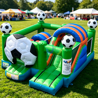 Château gonflable de football avec toboggan et aire de saut pour la location événementielle sportive