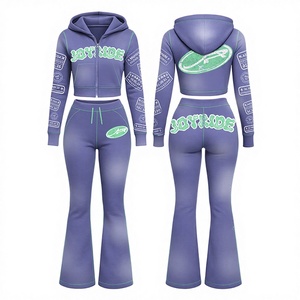 Conjunto de dos piezas de chándal de invierno personalizado para mujer: Sudadera corta con capucha y cremallera, y pantalón jogger ajustado. - Product Image 1