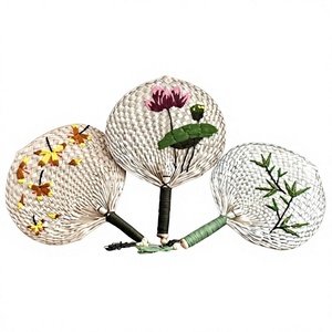 Abanico de Bambú Ecológico Hecho a Mano con Bordado Floral, Decoración con Borlas Tejidas Naturalmente, Recuerdo - Product Image 6
