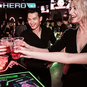 Table de beer pong commerciale HEROVR avec système de notation automatique, écran LED, design modulaire en acier inoxydable, mobile - Product Image 5