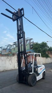 Montacargas TCM FD30 de 3 Toneladas, GLP, Mástil de Tres Etapas, Neumáticos Neumáticos, Operación Sentado, Nuevo para Planta de Fabricación - Product Image 2