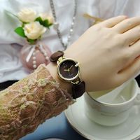 Montres pour femmes, boîtier en alliage de verre, livraison rapide pour un usage quotidien, offre spéciale actuelle, petit bracelet en cuir, mouvement à quartz