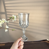 Verres à pied en cristal de luxe Gobelet en verre de mode moderne avec un design respectueux de l'environnement Verres à vin en cristal vintage
