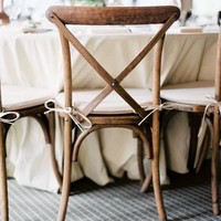 Mobilier d'extérieur commercial Croix en bois Retour Salle à manger Restaurant Hôtel en bois Empilable Chaise de banquet de mariage