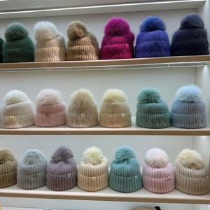 <span class=keywords><strong>Bonnet</strong></span> d'hiver en fourrure de renard coloré avec <span class=keywords><strong>pompon</strong></span> pour femmes <span class=keywords><strong>Bonnet</strong></span> en laine à rayures <span class=keywords><strong>Bonnet</strong></span> personnalisé coloré à larges poignets avec crâne - Product Image 4