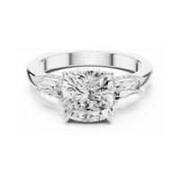 Anillo de compromiso de tres piedras con diamante cultivado en laboratorio con corte cojín, certificado IGI E VVS2, en oro macizo con diamantes de tallas baguette.