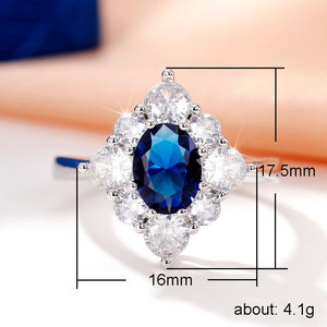 Anello di forma ovale di colore blu dal design elegante per donna - Product Image 4