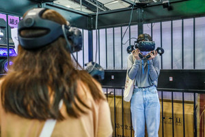 Jeux de tir en réalité virtuelle Simulateur de réalité virtuelle 4 joueurs Salle d'évasion en réalité virtuelle Construction en fibre de verre pour les parcs d'attractions intérieurs et extérieurs - Product Image 5