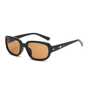Gafas de Sol Retro Qianai Y2K, Montura Negra, Lentes Marrones, Protección UV400, Detalle de Estrella, Estilo Unisex - Product Image 1