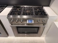 36 pouces 5,5 cu. Cuisinière électrique, 6 plaques de cuisson à gaz et four à convection, grilles en fonte et panneau inclinable en acier inoxydable