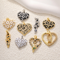 Usine personnalisée 18K plaqué or cuivre bricolage bijoux faits à la main breloques imprimé léopard pêche coeur amour collier pendentif