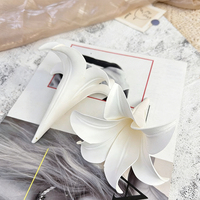 Fleur artificielle de lys pour décoration de plafond de scène de mariage et de salle de mariage