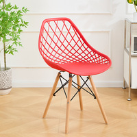 Chaise de salle à manger moderne en plastique PP creux, inspirée des pieds en bois massif, pour la maison, le café, l'hôtel, le restaurant