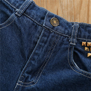 Vêtements de boutique pour enfants en gros : Ensembles deux pièces pour petites filles, comprenant un haut blanc à bretelles avec grand nœud et un short en jean - Product Image 6