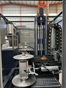 Machine de fraisage de profilés CNC à cinq axes de haute précision avec moteur pour le traitement des profilés en aluminium et des portes et fenêtres - Product Image 4