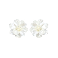 Les boucles d'oreilles camélia, du même style que celles portées par la actrice sud-coréenne Zhao Lusi, dégagent un luxe léger et unique.