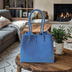 Vente en gros de sacs en plastique recyclés faits à la main Sembagi de qualité supérieure, sacs à main M bleus au design unique et tissés en paille, sacs à main durables pour femmes - Product Image 3
