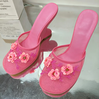 Sandales compensées à bout fermé en résille respirante style créateur 2026 avec motif floral, faible MOQ, livraison rapide pour femmes