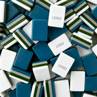 Jeu de Mahjong américain de luxe moderne à trois couches en acrylique bleu marine profond pour 4 joueurs, avec tuiles Pavillon Chinois Paon Lotus, style poker