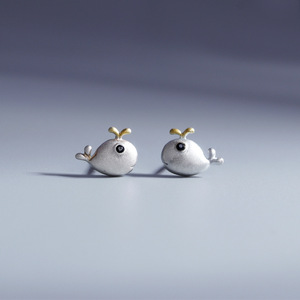 Los pendientes pequeños con diseño de ballena que rocían agua son simples, modernos, lindos, pequeños y asimétricos para mujeres. They - Product Image 1