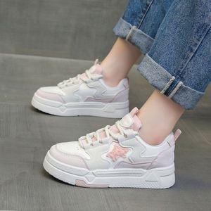 รองเท้าผ้าใบนักเรียนแบบผูกเชือกรุ่นใหม่ปี 2026 ลายดาวน่ารักสำหรับผู้หญิง พื้นนุ่ม สวมใส่สบาย เหมาะกับการเดินแบบลำลอง - Product Image 2