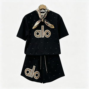 Set Loungewear Zitong con Stampa di Lettere alla <span class=keywords><strong>Moda</strong></span> per Donne, Top a Maniche Corte con Strass e Pantaloncini con Coulisse con Sciarpa - Product Image 2