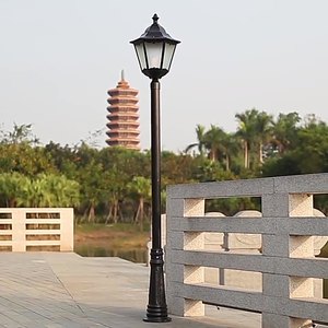 Lampadaire de jardin extérieur en fer avec abat-jour en verre LED, lumière blanc chaud 2700K, IP66, ampoule A19 non amovible, AC 220V, détecteur de mouvement, alimenté par énergie solaire - Product Image 2