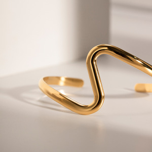 Bracciale a Polsino Ondulato in Acciaio Inossidabile Placcato Oro 18k PVD Anti-ossidazione, Bracciale a Polsino Effetto Fuso per Donna, Gioiello Regalo - Product Image 3