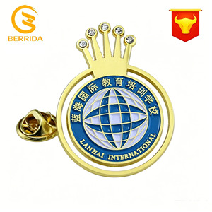 Badges métalliques sablés or mat, épingles de revers personnalisées en relief 3D, artisanat métallique plaqué or pour cadeaux souvenirs - Product Image 1