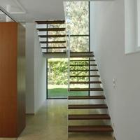 Escalier flottant minimaliste pour appartement contemporain avec supports invisibles et finition en bois raffiné