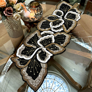 Chemin de table noir et or brodé de fleurs, écologique, durable, luxueux, léger, épaisseur 5 mm, forme irrégulière, en tissu fait main - Product Image 1