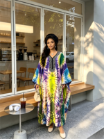 Gaun Maxi Muslim Afrika Model Kaftan Dubai dengan Cetak Tie Dye Simetris Ukuran Besar Warna Hitam dan Placket Mengalir