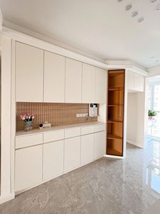 Buffet d'angle personnalisé pour réfrigérateur avec rangement de vaisselle à niveaux et base anti-humidité pour espace de repas en baie irrégulière - Product Image 3