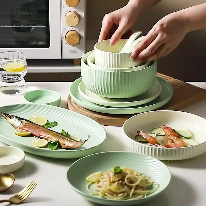 Juego de cuencos y platos de estilo japonés de nuevo diseño 2024, utensilios de cocina de cerámica de porcelana para uso doméstico y decoración para servir alimentos