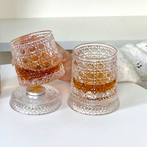 En gros, Verre à shot haut de gamme en verre cristal avec plateau rotatif, design simple et élégant, pour brandy, bière et whisky, modèle populaire - Product Image 3