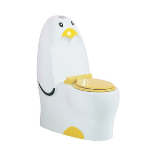 ฝารองนั่งชักโครกเซรามิคสำหรับเด็ก ลายเพนกวิน ฝึกการขับถ่าย พร้อมฝาสีเหลืองและลวดลายตัวการ์ตูนแสนสนุก - Product Image 1