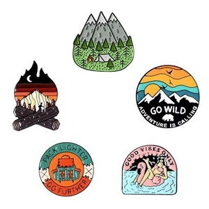 Pin de solapa personalizado del fabricante Oneway para senderismo, montañismo, exploración forestal, aventura al aire libre, camping y tiendas de campaña, con diseño de esmalte. - Product Image 4