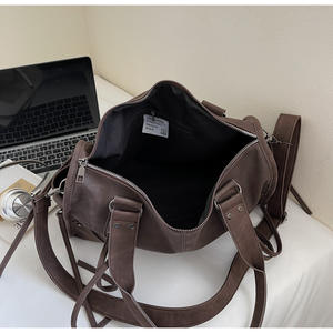 Sac à main fourre-tout de grande capacité personnalisé Sac à bandoulière en cuir véritable pour femmes Sacs à bandoulière vintage pour les voyages en plein air - Product Image 3