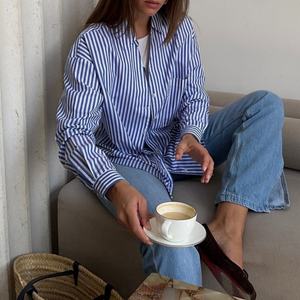 Chemisier à col rabattu imprimé rayé bleu et blanc, tendance décontractée, en promotion pour femme - Product Image 1