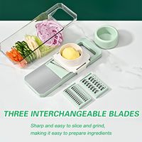 6-in-1 mandoline snijmachine met handbeschermer, groentesnijder, snijbak en deksel voor keukenvoorbereiding.