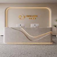 Comptoir de réception élégant en or blanc avec accents en bois pour salon de coiffure, hôtel, bureau professionnel