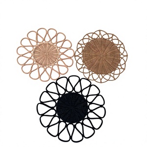 Assiette ronde en rotin artisanale du Vietnam - Vente en gros, design floral vintage écologique, décoration murale et dessous de plat durable - Product Image 1