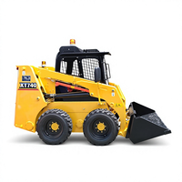 Chargeuse compacte polyvalente XT740 avec godet de 0,45 m³ pour la manutention de matériaux légers