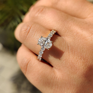 Anillo Clásico con Diamante Cultivado en Laboratorio con Diseño Sofisticado y Piedra Brillante para Mujeres que Aman la Elegancia, de la India - Product Image 1