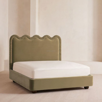 Lit capitonné festonné à la française, cadre en lin plissé ondulé style princesse, élément de suite de chambre junior de villa de luxe et romantique