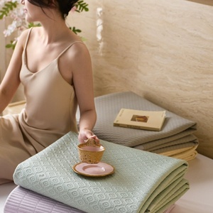 Parure <span class=keywords><strong>de</strong></span> draps 3 pièces LIIESEN en viscose et soie glacée, avec drap-housse, drap <span class=keywords><strong>plat</strong></span> et taies d'oreiller, rafraîchissante et lavable en machine - Product Image 3
